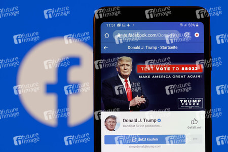 Symbolfoto Trump auf Facebook