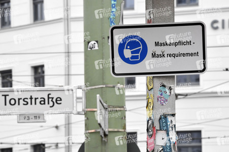 Symbolfoto Hinweisschild für Corona-Regeln