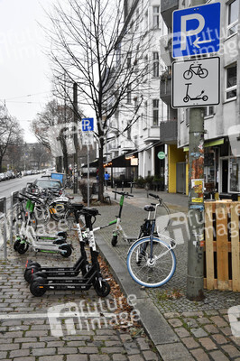 Symbolfoto Parkraum für Fahrräder und E-Scooter