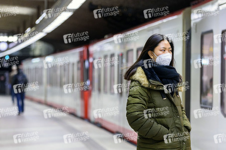 Symbolfoto FFP2-Maskenpflicht auf Bahnhöfen