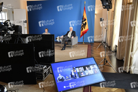 Bundespräsident Steinmeier im Gespräch mit Studenten in Berlin