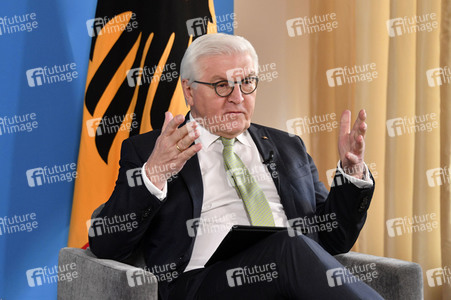 Bundespräsident Steinmeier im Gespräch mit Studenten in Berlin