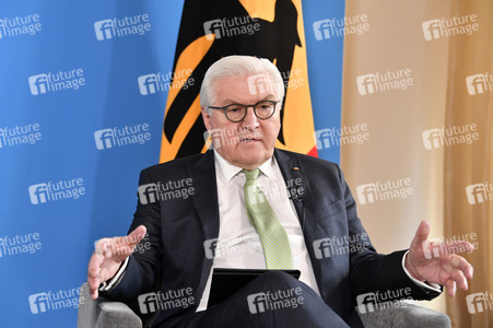 Bundespräsident Steinmeier im Gespräch mit Studenten in Berlin