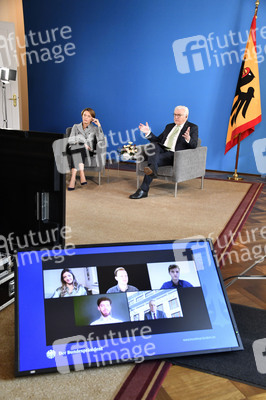 Bundespräsident Steinmeier im Gespräch mit Studenten in Berlin