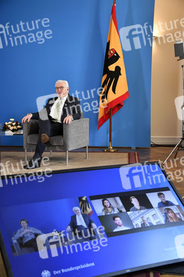 Bundespräsident Steinmeier im Gespräch mit Studenten in Berlin