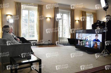 Bundespräsident Steinmeier im Gespräch mit Studenten in Berlin
