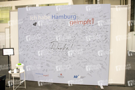 Corona-Impfzentrum in den Messehallen Hamburg