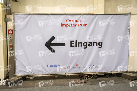 Corona-Impfzentrum in den Messehallen Hamburg