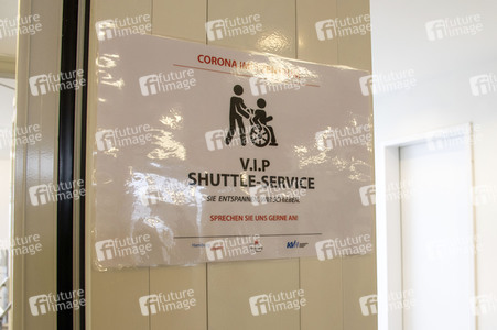 Corona-Impfzentrum in den Messehallen Hamburg