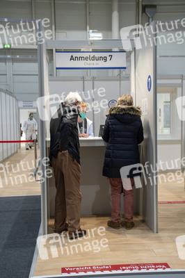 Corona-Impfzentrum in den Messehallen Hamburg