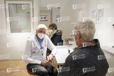 Corona-Impfzentrum in den Messehallen Hamburg