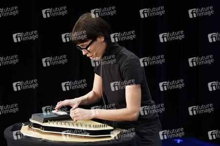 Digitales Kabarett mit Eva Karl-Faltermeier in Haar