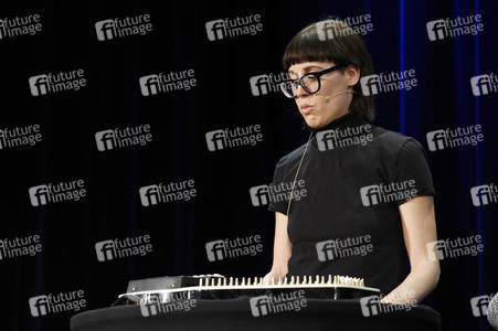 Digitales Kabarett mit Eva Karl-Faltermeier in Haar