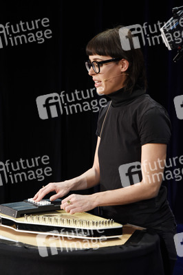 Digitales Kabarett mit Eva Karl-Faltermeier in Haar