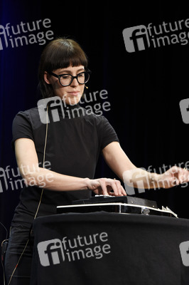 Digitales Kabarett mit Eva Karl-Faltermeier in Haar