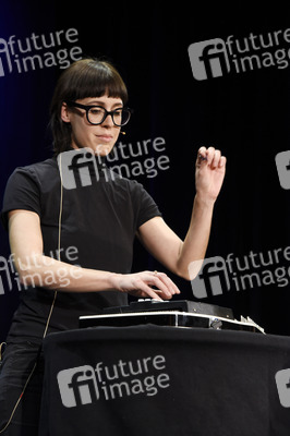 Digitales Kabarett mit Eva Karl-Faltermeier in Haar