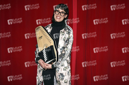 Digitales Kabarett mit Eva Karl-Faltermeier in Haar