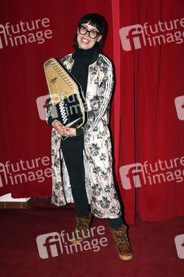 Digitales Kabarett mit Eva Karl-Faltermeier in Haar