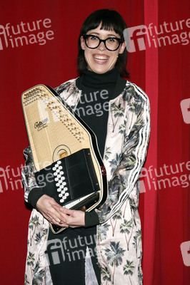 Digitales Kabarett mit Eva Karl-Faltermeier in Haar