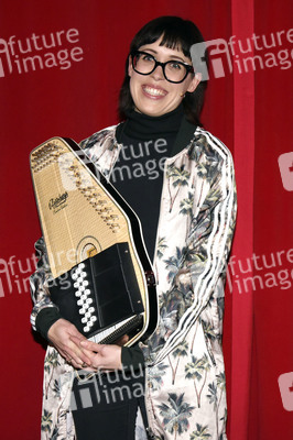 Digitales Kabarett mit Eva Karl-Faltermeier in Haar