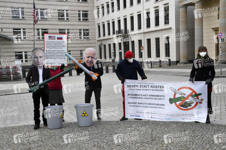 Fotoaktion 'New START-Verlängerung' in Berlin