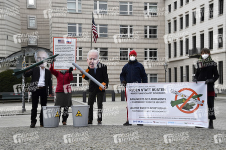 Fotoaktion 'New START-Verlängerung' in Berlin
