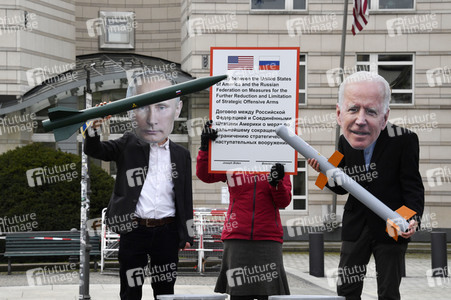 Fotoaktion 'New START-Verlängerung' in Berlin