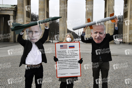 Fotoaktion 'New START-Verlängerung' in Berlin