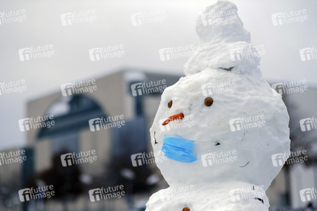 Schneemann mit Mundschutz in Berlin