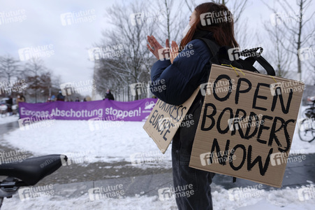 Seebrücke-Demo für die Evakuierung des Flüchtlingslagers Lipa in Berlin