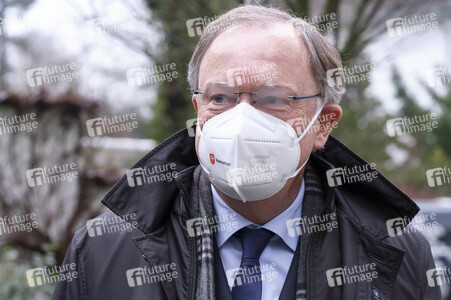 Stephan Weil besucht Seniorenheim in Hannover