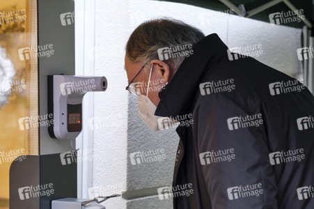 Stephan Weil besucht Seniorenheim in Hannover