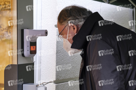 Stephan Weil besucht Seniorenheim in Hannover