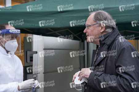 Stephan Weil besucht Seniorenheim in Hannover