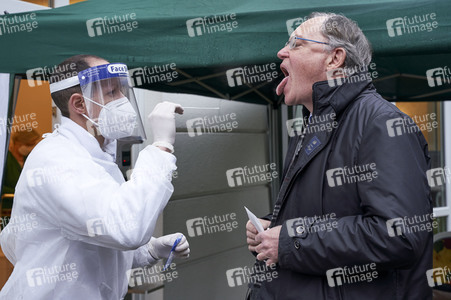 Stephan Weil besucht Seniorenheim in Hannover