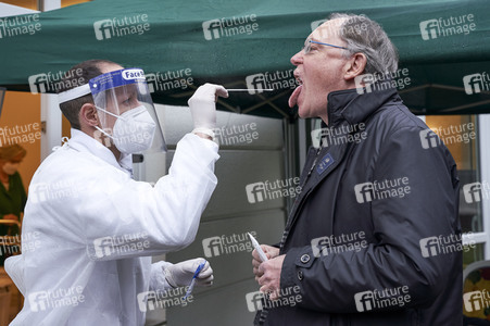 Stephan Weil besucht Seniorenheim in Hannover
