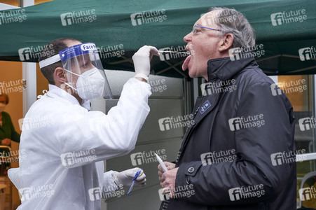 Stephan Weil besucht Seniorenheim in Hannover