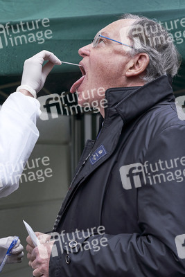 Stephan Weil besucht Seniorenheim in Hannover