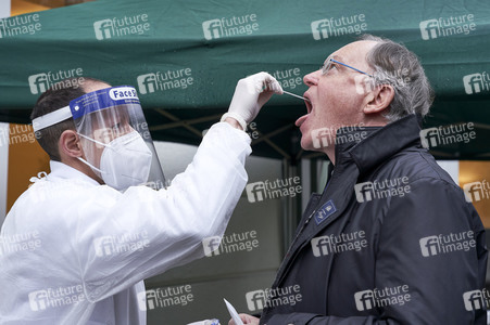 Stephan Weil besucht Seniorenheim in Hannover