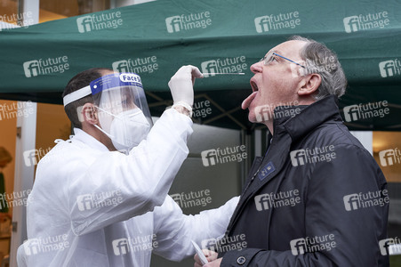 Stephan Weil besucht Seniorenheim in Hannover