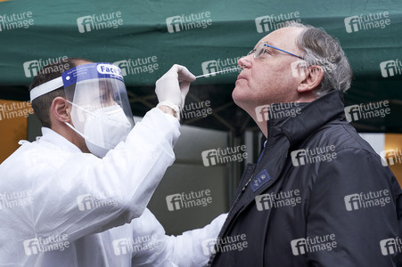 Stephan Weil besucht Seniorenheim in Hannover
