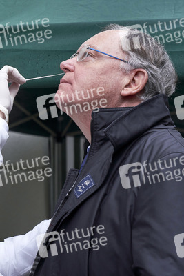 Stephan Weil besucht Seniorenheim in Hannover