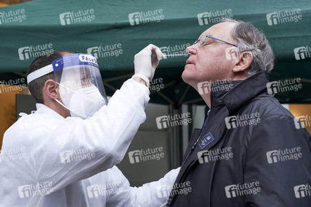 Stephan Weil besucht Seniorenheim in Hannover