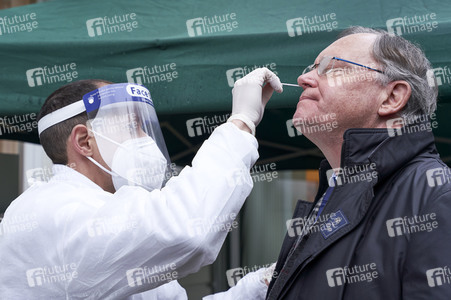 Stephan Weil besucht Seniorenheim in Hannover