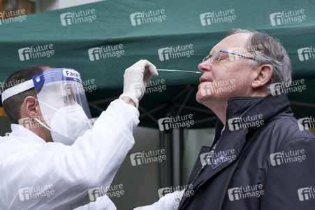 Stephan Weil besucht Seniorenheim in Hannover