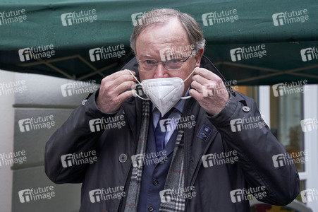 Stephan Weil besucht Seniorenheim in Hannover