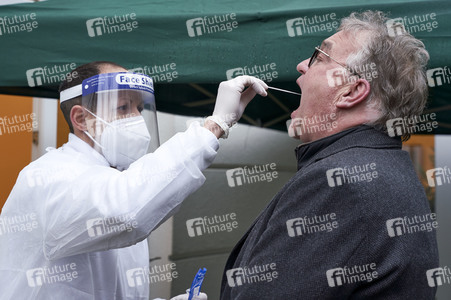 Stephan Weil besucht Seniorenheim in Hannover