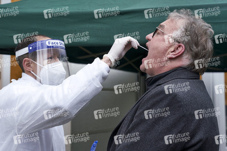 Stephan Weil besucht Seniorenheim in Hannover