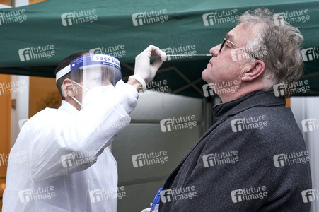 Stephan Weil besucht Seniorenheim in Hannover