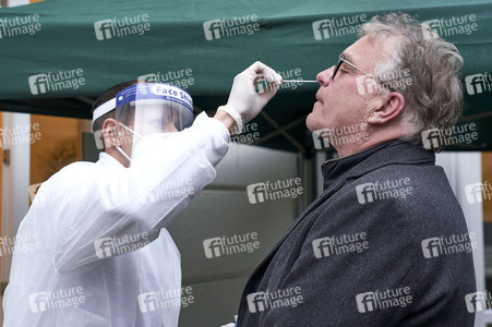 Stephan Weil besucht Seniorenheim in Hannover